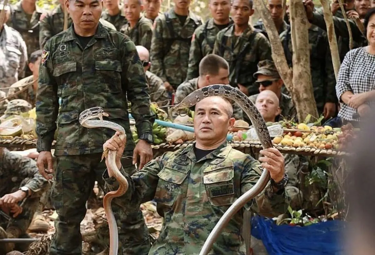 (تصاویر) خوردن خون کبرا، عقرب و رتیل توسط سربازان آمریکایی