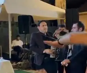 آواز شاد؛ نوازنده طوری نوازید هیشکی نتونست بشینه و همه اومدن وسط از خود بیخود شدن