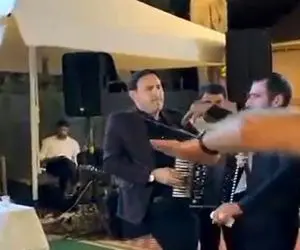 آواز شاد؛ نوازنده طوری نوازید هیشکی نتونست بشینه و همه اومدن وسط از خود بیخود شدن