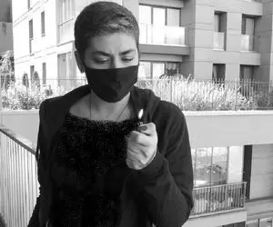 آتش بازی ریحانه پارسا در بالکن با لباس جلو باز! + عکس