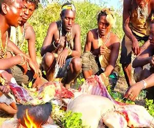 جنگجویان طبیعت؛ بربرهای برهنه دنبه گراز وحشیو له کردن میزنن تو آب گوشتش سق میزنن