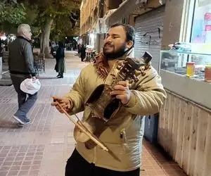 آواز خیابانی؛ این دوره گرد افغان تو شیراز با ساز و صدای دلشین مردم رو محو خودش کرد