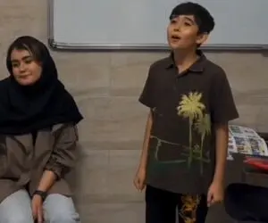 آواز بهجتی؛ پسر بازیگوش جلوی خانم معلم انگلیسی ترانه سوغاتی رو ذوق دار میخونه