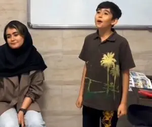آواز بهجتی؛ پسر بازیگوش جلوی خانم معلم انگلیسی ترانه سوغاتی رو ذوق دار میخونه