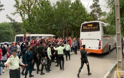 (ویدیو) حمله به اتوبوس پرسپولیس با نارنجک در اصفهان