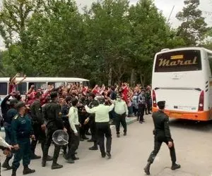 (ویدیو) حمله به اتوبوس پرسپولیس با نارنجک در اصفهان