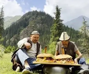 غذای عشایری ؛ غول پیکرترین برگر عشایری اونم از نوع دوبلش واقعا با دیدنش ضعف می کنی!