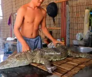 غذای زمخت؛ آقاهه و رفیق کله خرش پوست تمساح چغر رو با قاشق کندنو خورشتی خردش کردن