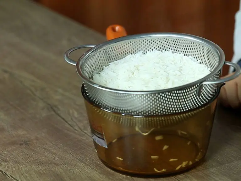 آموزش آشپزی؛ همه نکات آبکش کردن برنج + راز داشتن برنج دونه دونه