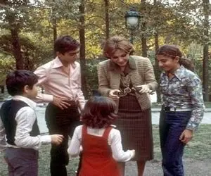 سفر به ایام قدیم سال 1342؛ فرح دیبا با لباس نظامی در اردوگاه همراه دختران