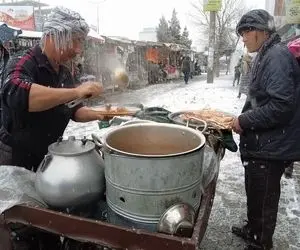 غذای خیابانی؛ ببینید تو برف و سرما کنار جاده چه دیگی بار گذاشتن و کلی هم مشتری اومده