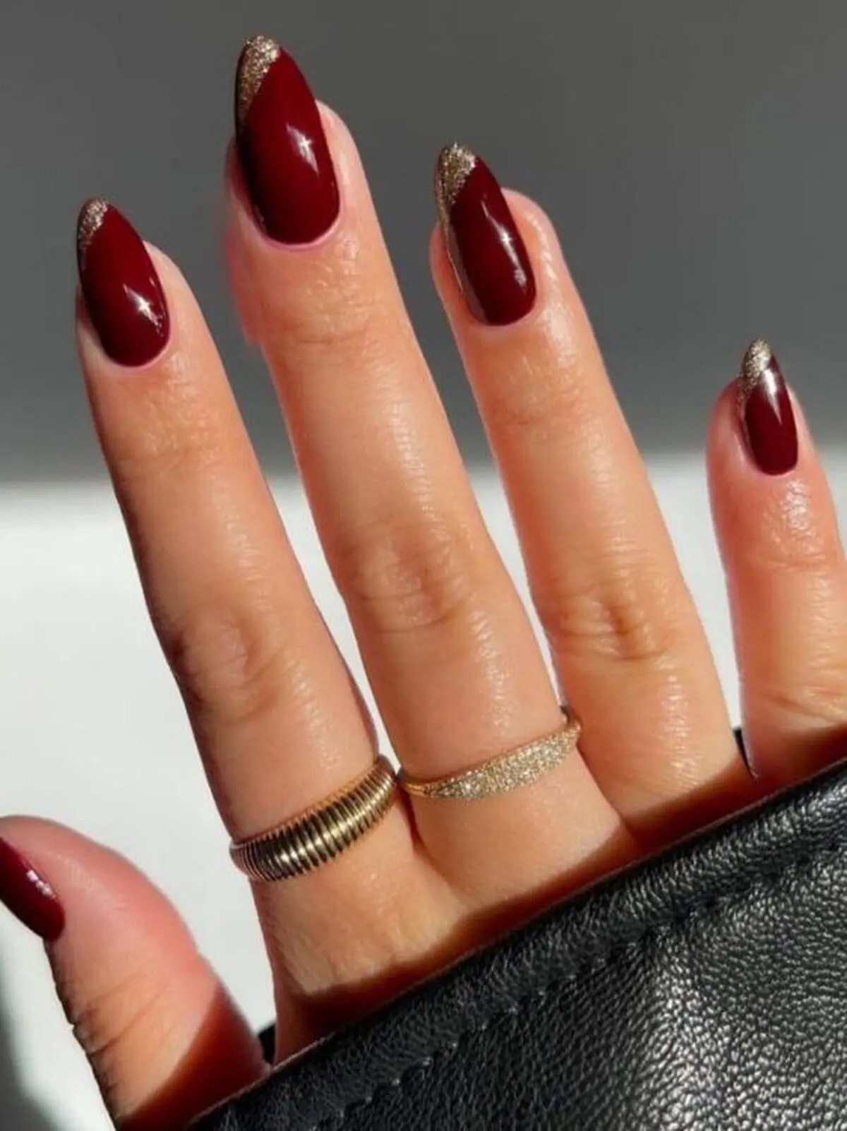 almond-nail-model-16