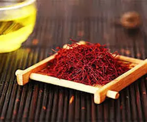 آشپزی حرفه ای؛ طریقه ساییدن و دم کردن زعفران با این روش یه رنگ جذاب بهت میده 