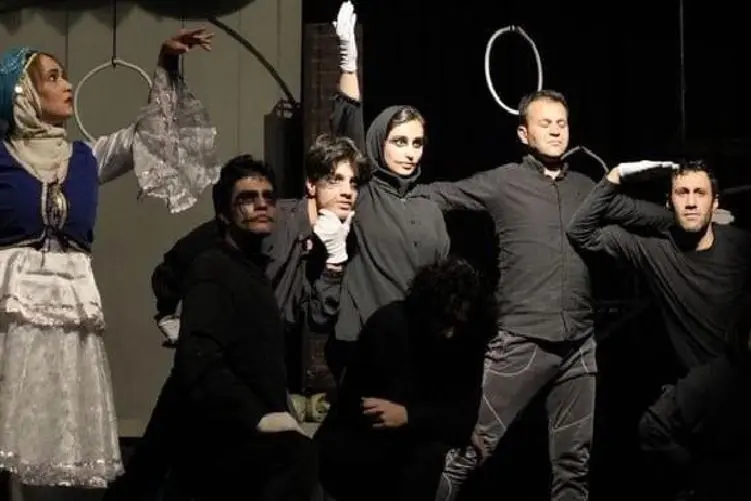 آواز بندری؛ بازیگرا کورس رقص انداختن با آهنگ بندری هنرنمایی میکنن رقص ممنوعه هارو