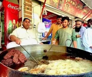 غذای خیابانی؛ چاپلی کباب ویژه آدم خان غذای خیابانی که تو افغانستان سرش دعواس!