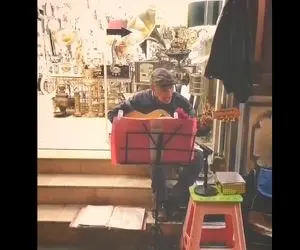 آواز خیابانی؛ ببینید پیرمرده با این سن چه عاشقانه آهنگ دریاچه نور رو میخونه کیف میکنی