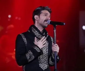 آواز پر طمطراق؛ حمید هیراد تو کنسرت میگه آخر نماندی سالن به چه جوش و خروش افتادن