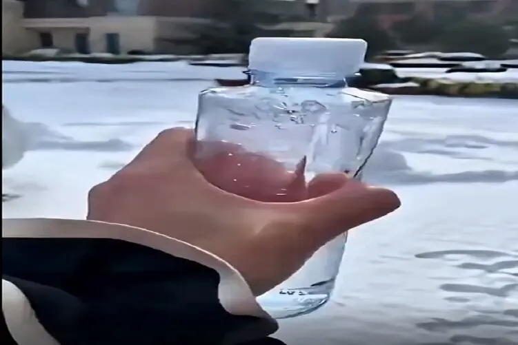 (ویدیو) بطری آب را در سرما و یخبندان تکاندند در چند ثانیه به خاطر سرما یخ زد