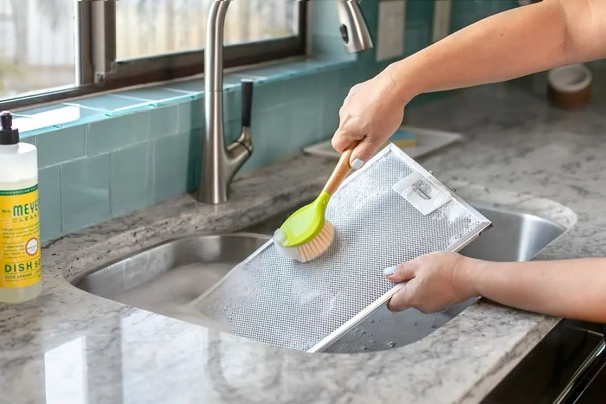 cleaning-kitchen-hood-filter-1