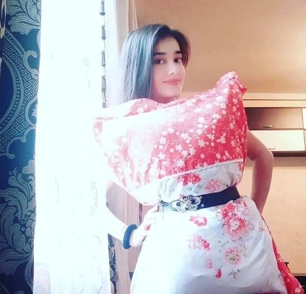 (عکس) ماجرای چالش عجیب بالش و کنایه خانم بازیگر به صداوسیما