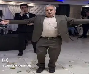 آواز محلی؛ پیرمرد با رقص آذری بمبش خواننده رو ترغیب کرد اونم برقصه چقد با انرژیه بشر