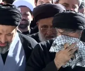 (ویدئو) اشک‌های فرزندان رهبر شهید انقلاب در لحظات اقامه نماز بر پیکر پدر