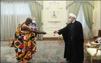 (عکس) پوشش عجیب و غریب سفیر غنا در دیدار با روحانی