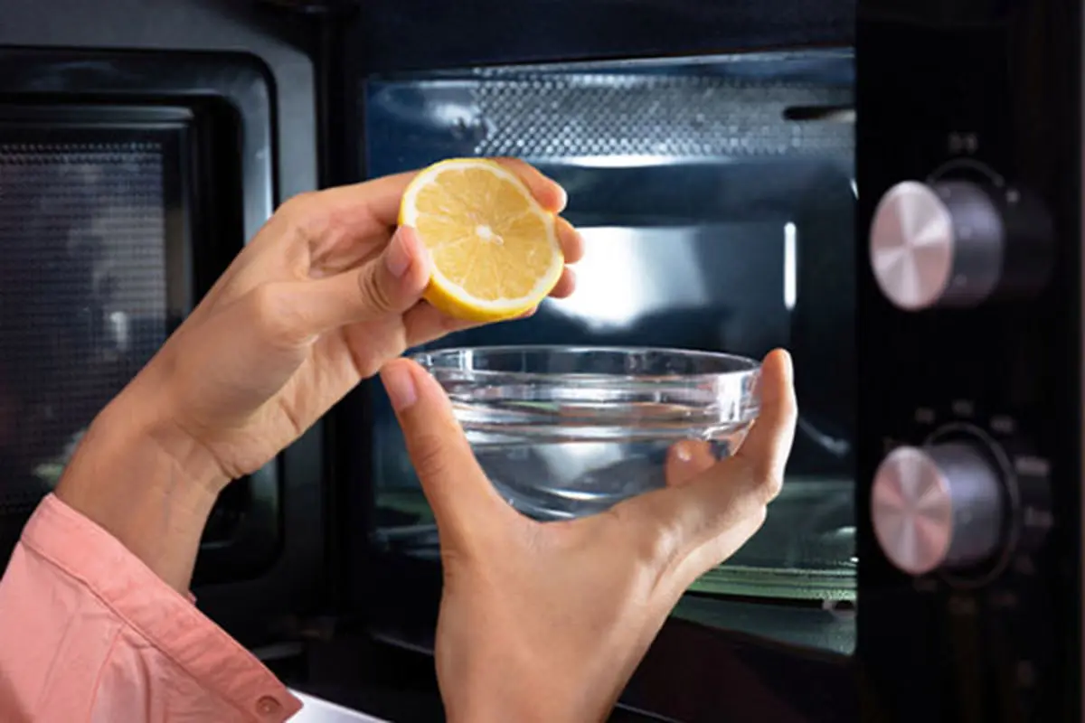 cleaning-microwave-with-lemon