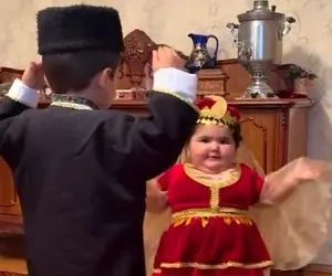 آواز محلی؛ ترک قیز اوغلان اوشخلار با لباس فاخر آذری چه رقصی میکنن فقط دختر تپلیه