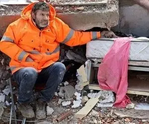 تصویری جدید و غم‌انگیز از پدر داغدار ترکیه‌ای