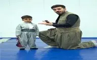 آواز اصیل؛ پسربچه آوردن رقص یاد بگیره یجور میرقصه پرچم هرچی کورده برد بالا هی بریکلا