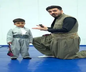 آواز اصیل؛ پسربچه آوردن رقص یاد بگیره یجور میرقصه پرچم هرچی کورده برد بالا هی بریکلا