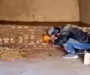 معماری خلاقانه؛ سکو ساختن زیرش سوراخ با کاه پر میکنن آتیش میزنن میخوابن روش کباب میشن