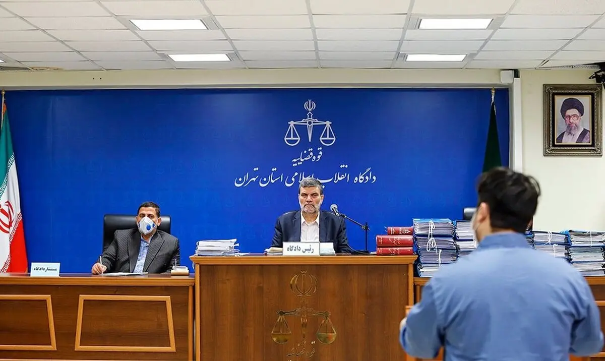 تصاویر روح الله زم در دادگاه با رعایت نکات بهداشتی