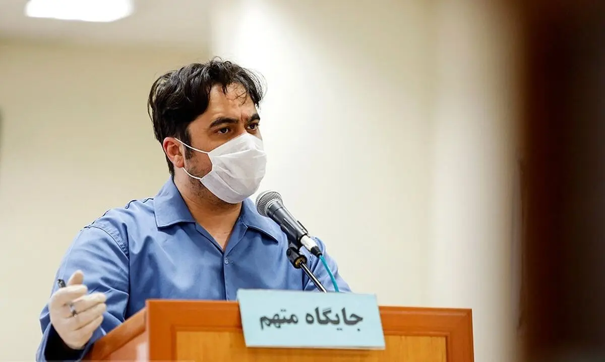 تصاویر روح الله زم در دادگاه با رعایت نکات بهداشتی
