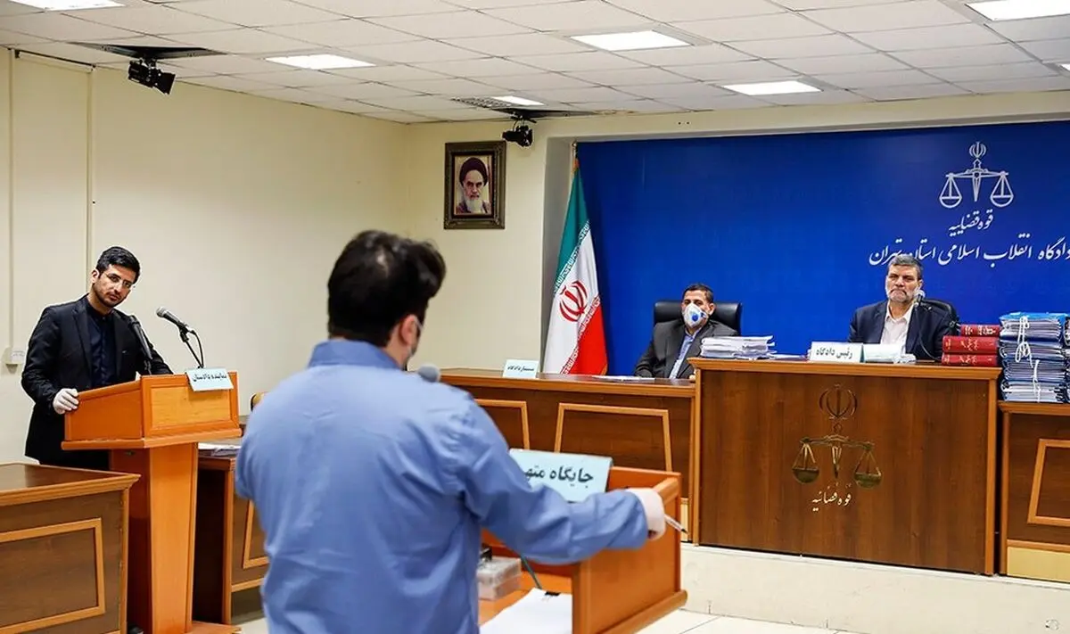 تصاویر روح الله زم در دادگاه با رعایت نکات بهداشتی
