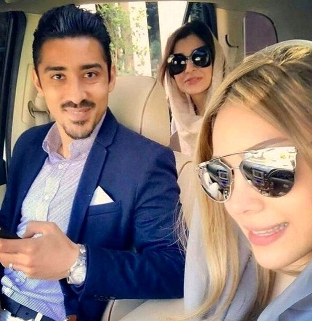 (عکس) رضا قوچان نژاد به همراه همسرش و ساره بیات در ماشین لوکس