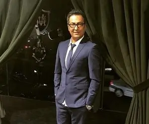 (عکس) مهرداد میناوند در لباس دامادی کنار پدر و مادرش