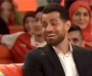 سکانس خندان؛ جناب خان میون یه ملت ایسگاه فوتبالیست معروف سر نامزد بازیش میگیره غشیدن