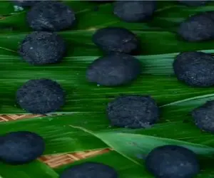 غذای زهرماری؛ چشم بادومی ها تخم مرغ 6 ماه خاک میکنن ژله ای و سیاه که شد بزنن بر بدن