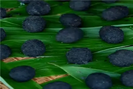 غذای زهرماری؛ چشم بادومی ها تخم مرغ 6 ماه خاک میکنن ژله ای و سیاه که شد بزنن بر بدن