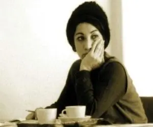 آواز مشهورا؛ فروغ فرخزاد با صدای لطیفش بهترین شعر ادبیات رو طوری خوند که ماندگار بشه