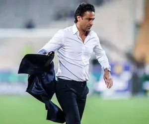 (عکس) استایل جذاب فرهاد مجیدی تکیه داده به درخت نخل