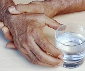 پارکینسون، از علائم و مراحل بیماری تا رژیم غذایی