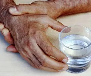 پارکینسون، از علائم و مراحل بیماری تا رژیم غذایی