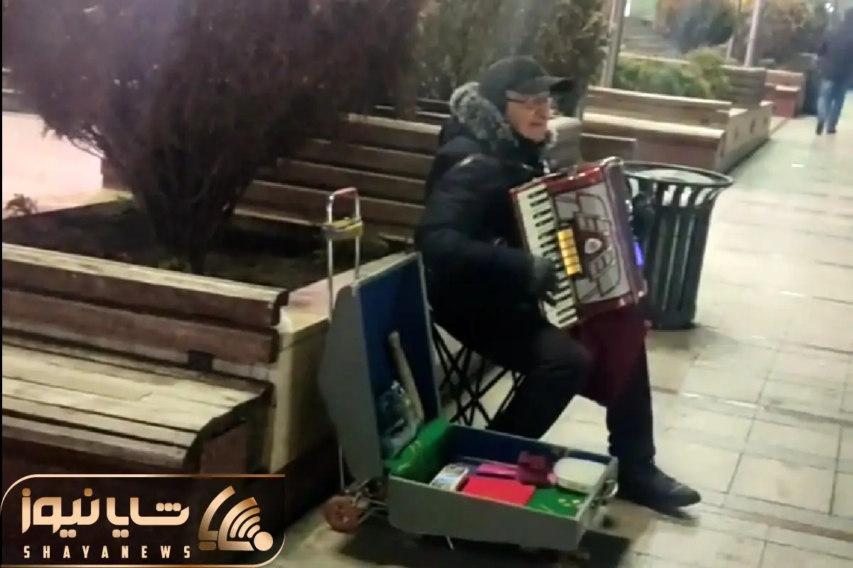 آواز خیابانی؛  پیرمرد تو سرما چه آهنگ ترکی گوش نوازی با لهجه شیرینش میزنه و میخونه!