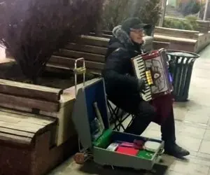 آواز خیابانی؛  پیرمرد تو سرما چه آهنگ ترکی گوش نوازی با لهجه شیرینش میزنه و میخونه!