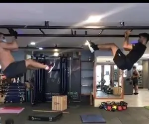 (ویدیو) تمرین نفسگیر احمدرضا عابدزاده و پسرش در باشگاه