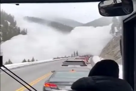 معماری طبیعت؛ برف و بوران از اون سر کوه بدون در زدن و با لگد اومد تو اتوبوس شیشه شکست