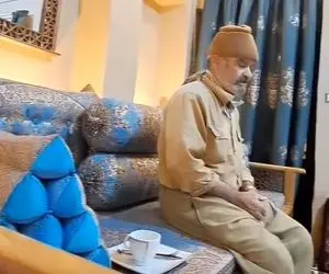 آواز محلی؛ پیر عشایری تو خونه خشت و گلیش میزنه زیر خوندن از خواننده های مدعی بهتر